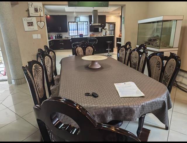 6 BEDROOM HOUSE FOR SALE IN GLENVISTA